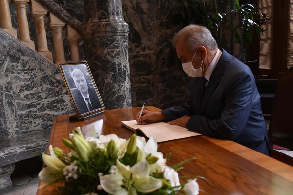 Palestinski ambasador se upisuje u  Knjigu žalosti povodom smrti ambasadora Lazanskog  - Sputnik Srbija