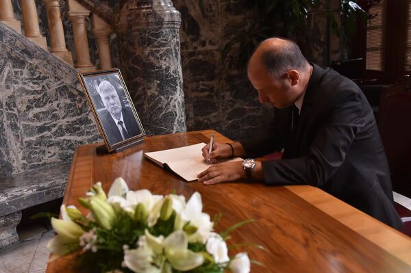 Predstavnik ambasade Bugarske upisuje se u Knjigu žalosti povodom smrti ambasadora Lazanskog  - Sputnik Srbija