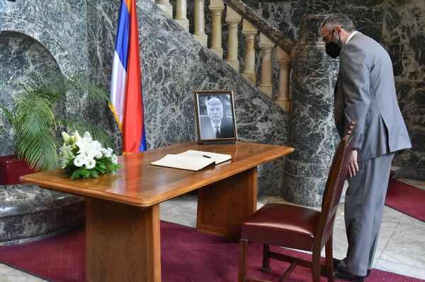 Upisivanje u Knjigu žalosti povodom smrti ambasadora Lazanskog  - Sputnik Srbija