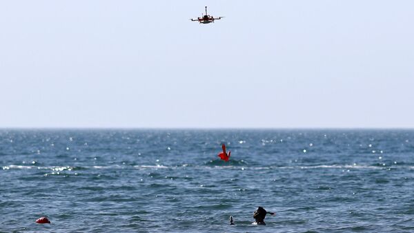 Kvadrikopter baca prsluk za spasavanje čoveku u moru u Anapi - Sputnik Srbija