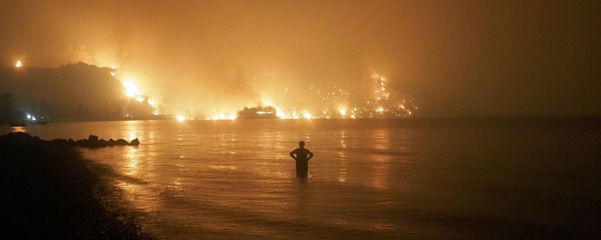 Пожар се приближава плажи на грчком острву Евија - Sputnik Србија, 1920, 08.08.2021
