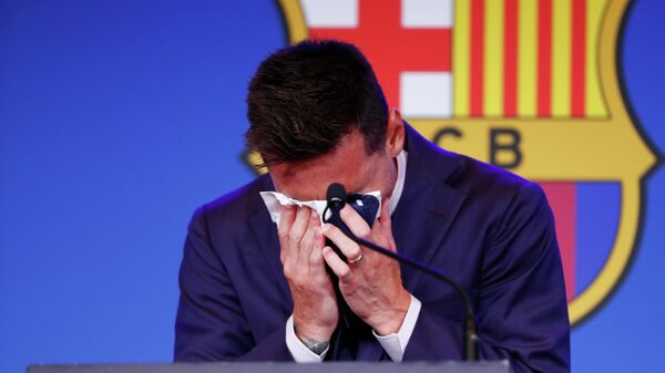 Аргентински фудбалер Лионел Меси плаче на опроштају од Барселоне - Sputnik Србија