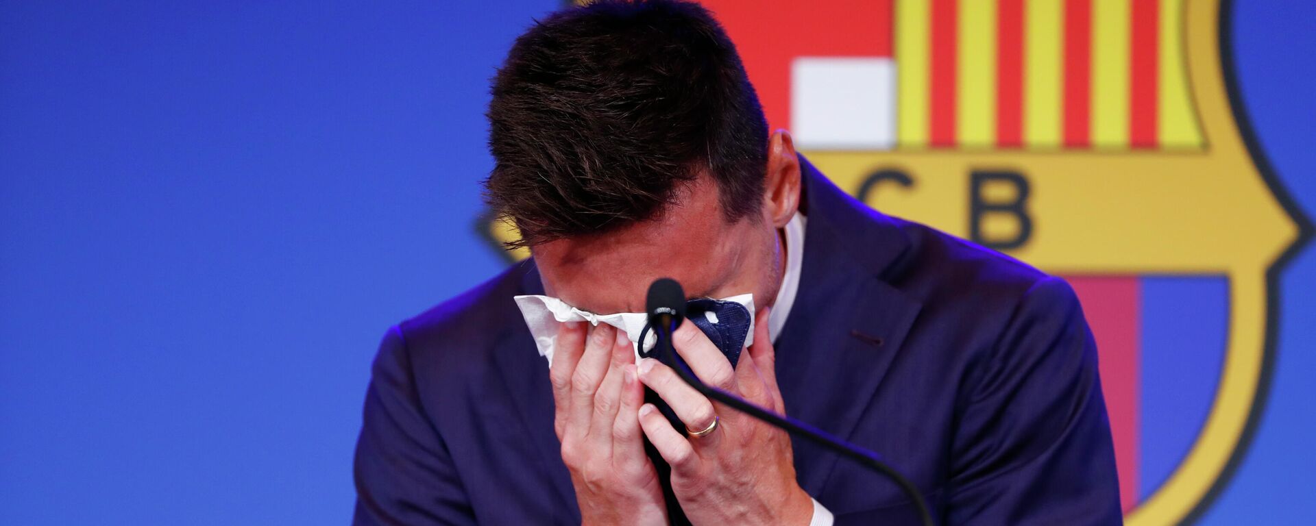 Аргентински фудбалер Лионел Меси плаче на опроштају од Барселоне - Sputnik Србија, 1920, 08.08.2021