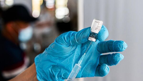 Медицински техничар пуни шприц вакцином против вируса корона - Sputnik Србија
