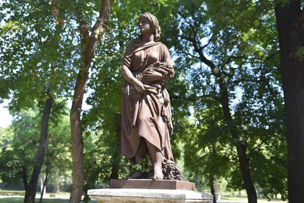 Prva skluptura koja je ukrasila tadašnji dvorski park, bila je ženska figura izlivena u prirodnoj veličini-Žetelica Prva skluptura koja je ukrasila tadašnji dvorski park, bila je ženska figura izlivena u prirodnoj veličini-Žetelica - Sputnik Srbija