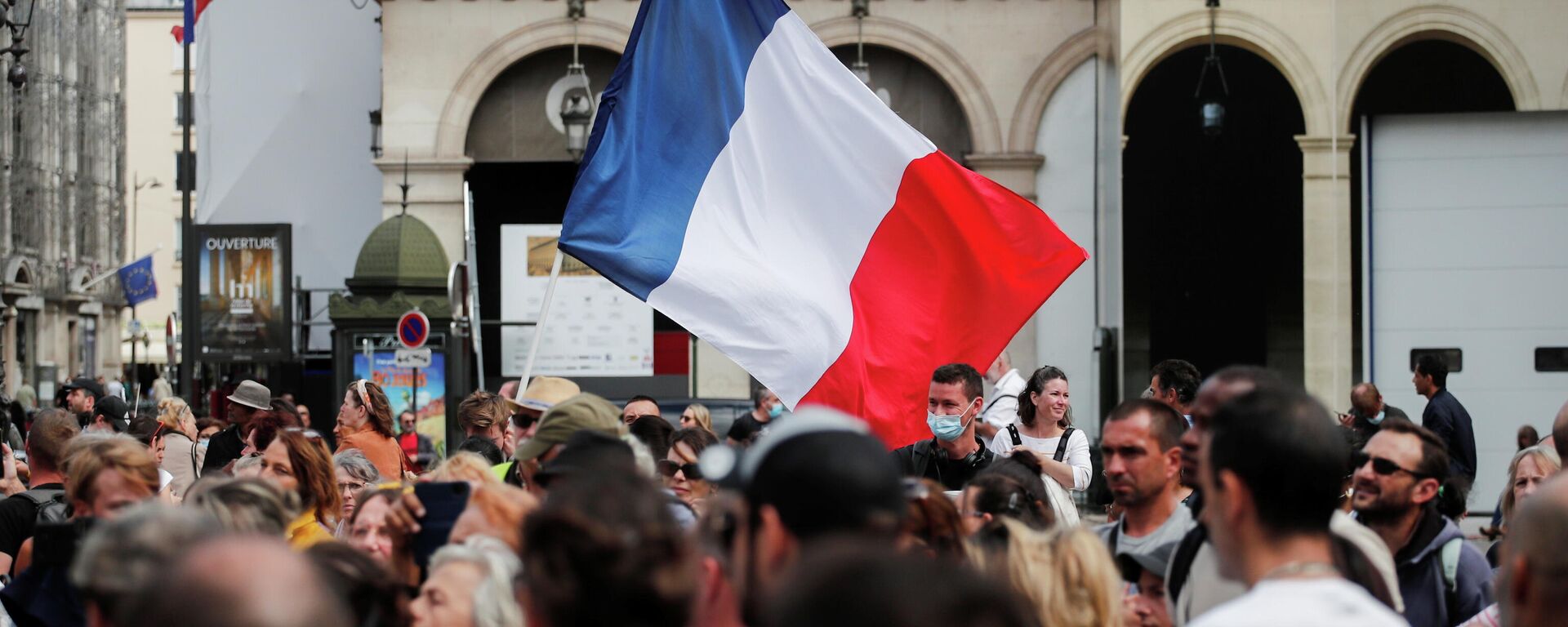 Демонстранти носе заставу Француске на протесту у Паризу - Sputnik Србија, 1920, 14.08.2021