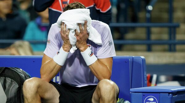 Амерички тенисер Џон Изнер током дуела са Данилом Медведевим - Sputnik Србија