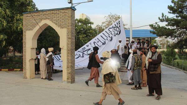 Talibani razvijaju svoju zastavu na guvernerovoj palati u Gazniju na jugoistoku Avganistana - Sputnik Srbija