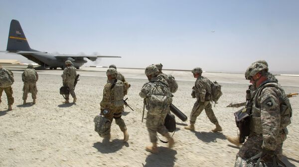 Američki vojnici ukrcavaju se u avion za Avganistan - Sputnik Srbija