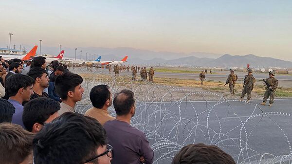 Авганистанци на аеродрому у Кабулу - Sputnik Србија