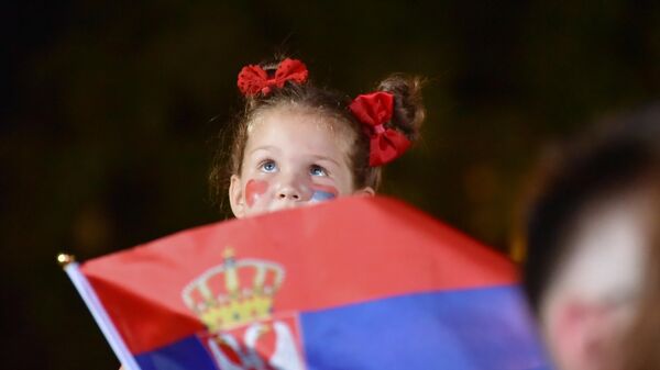 Mala devojčica sa navijačkim  rekvizitima na dočeku sportista - Sputnik Srbija