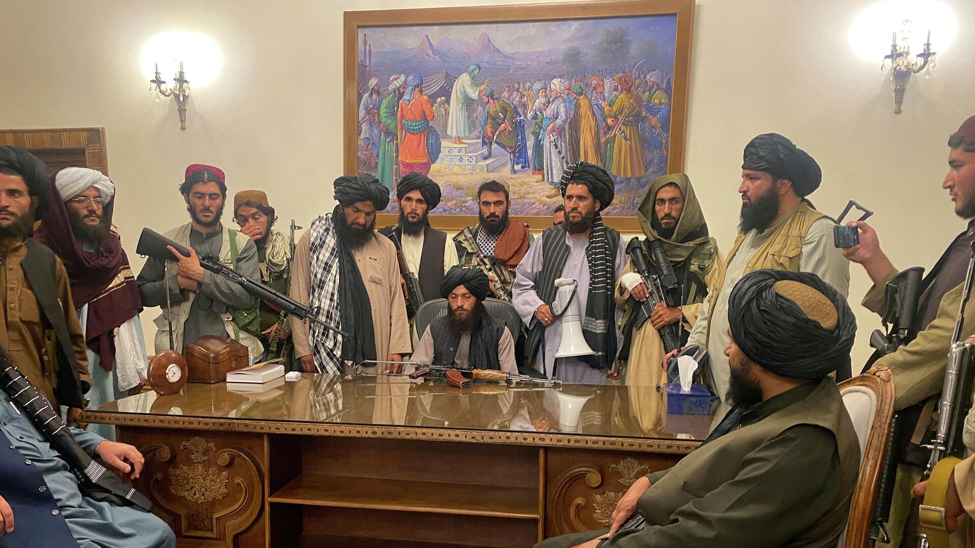 Талибани након уласка у председничку палату у Кабулу - Sputnik Србија, 1920, 19.08.2021