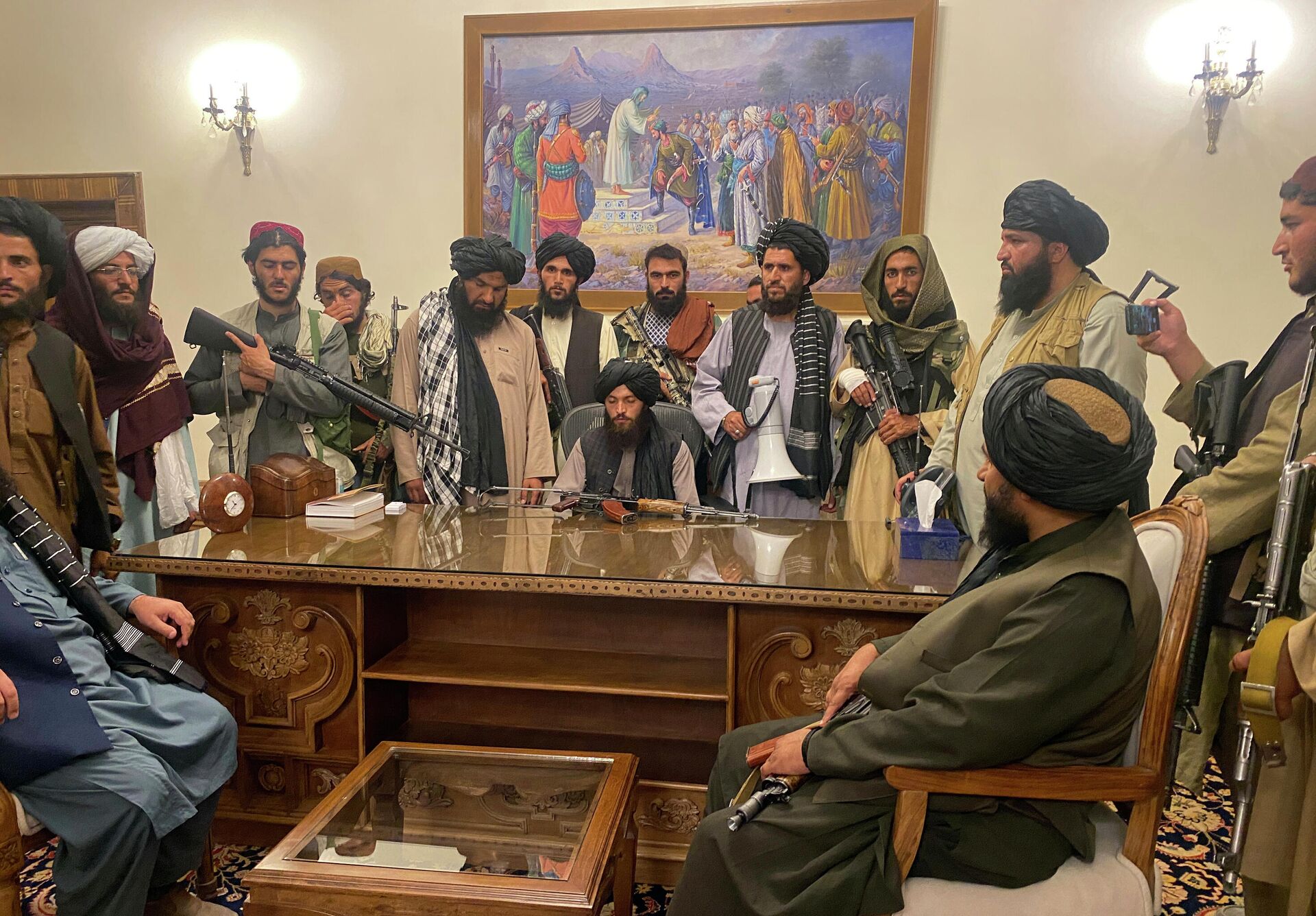 Талибани након уласка у председничку палату у Кабулу - Sputnik Србија, 1920, 25.08.2021