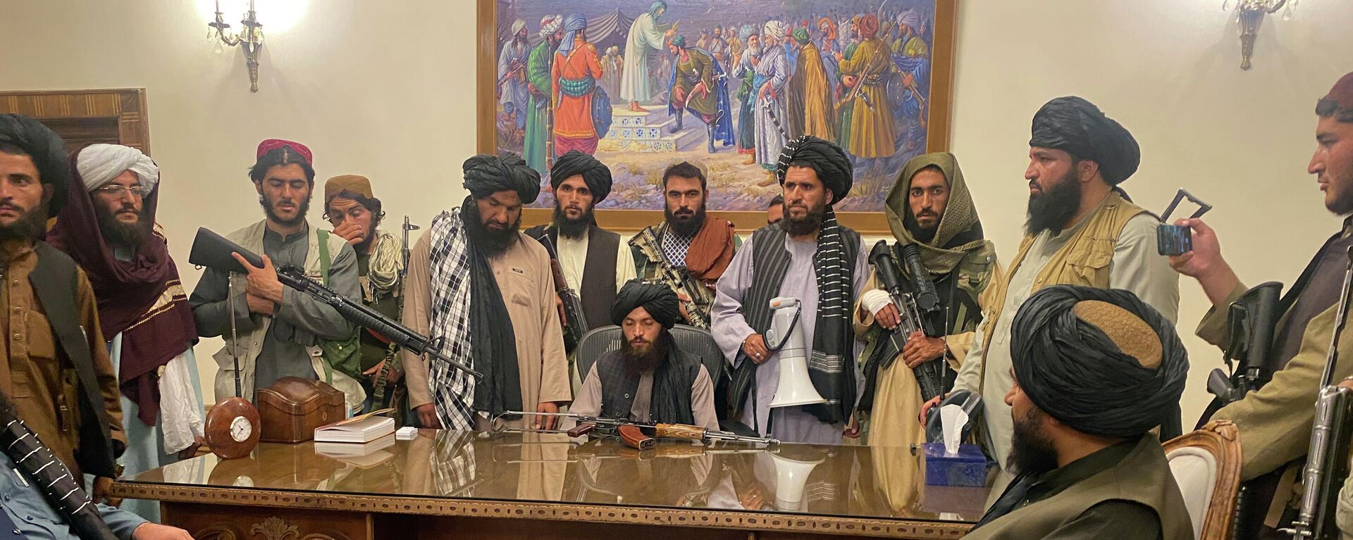 Талибани након уласка у председничку палату у Кабулу - Sputnik Србија, 1920, 31.08.2021