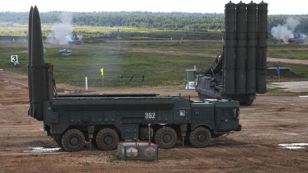 Оперативни тактички ракетни систем Искандер М и лансер С-300 на полигону Алабино - Sputnik Србија