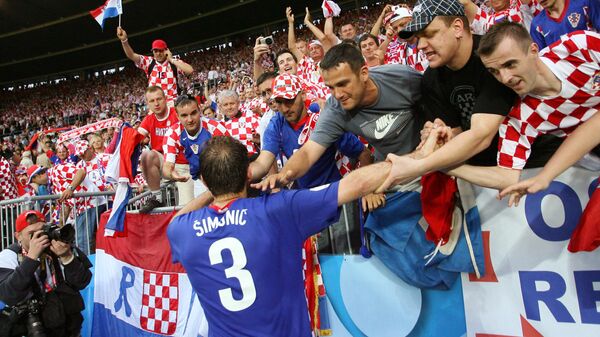 Bivši hrvatski fudbaler Josip Šimunić sa navijačima Hrvatske - Sputnik Srbija