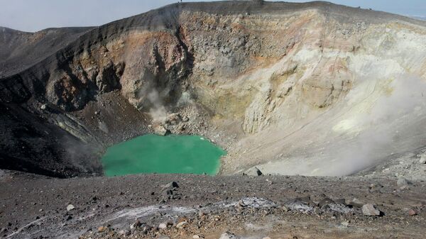 Jedan od kratera vulkana Ebeko na ostrvu Paramušir na Kurilskim ostrvima  - Sputnik Srbija