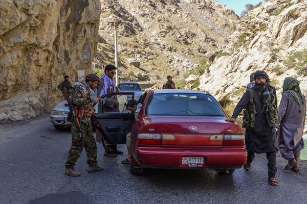 Pripadnici avganistanskog pokreta otpora tokom patrole u pokrajini Pandžšer  - Sputnik Srbija