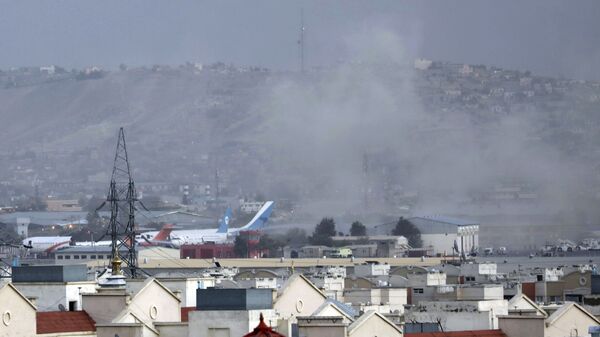 Дим након експлозије на аеродрому у Кабулу - Sputnik Србија