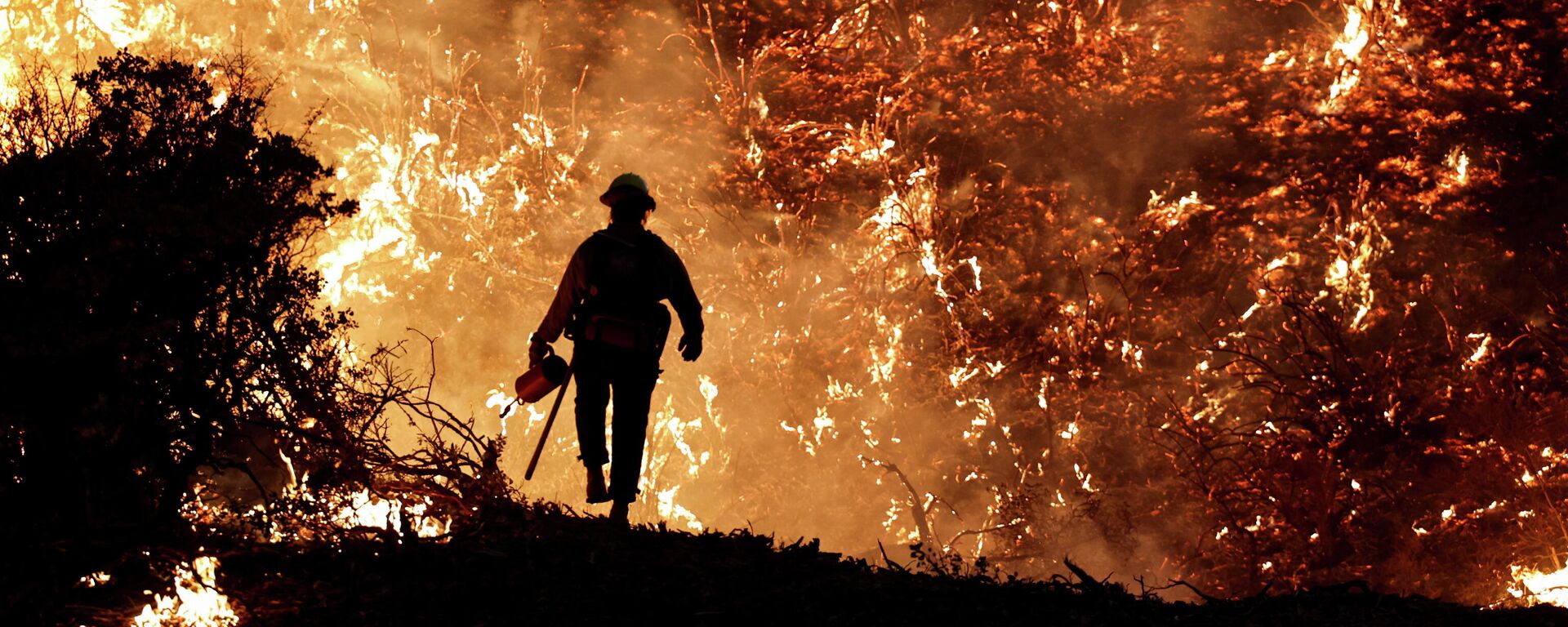Vatrogasac tokom gašenja požara u Kaliforniji - Sputnik Srbija, 1920, 29.08.2021