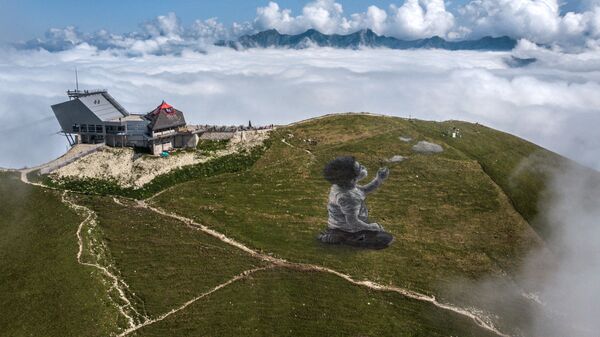 Џиновска фреска у стилу ленд-арта француског уметника Гијома Легроа на планини Молезон у швајцарским Алпима - Sputnik Србија