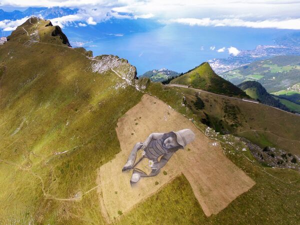 Džinovska slika u stilu lend-arta francuskog slikara Gijoma Legroa u švajcarskim Alpima.  - Sputnik Srbija
