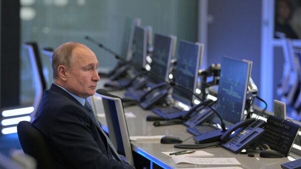 Predsednik Rusije Vladimir putin tokom posete Koordinacionom centru Vlade Rusije - Sputnik Srbija