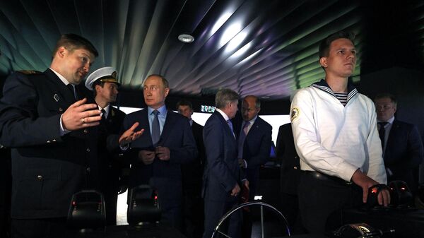 Председник Русије Владимир Путин током посете Центру за обуку Поморског државног универзитета  - Sputnik Србија