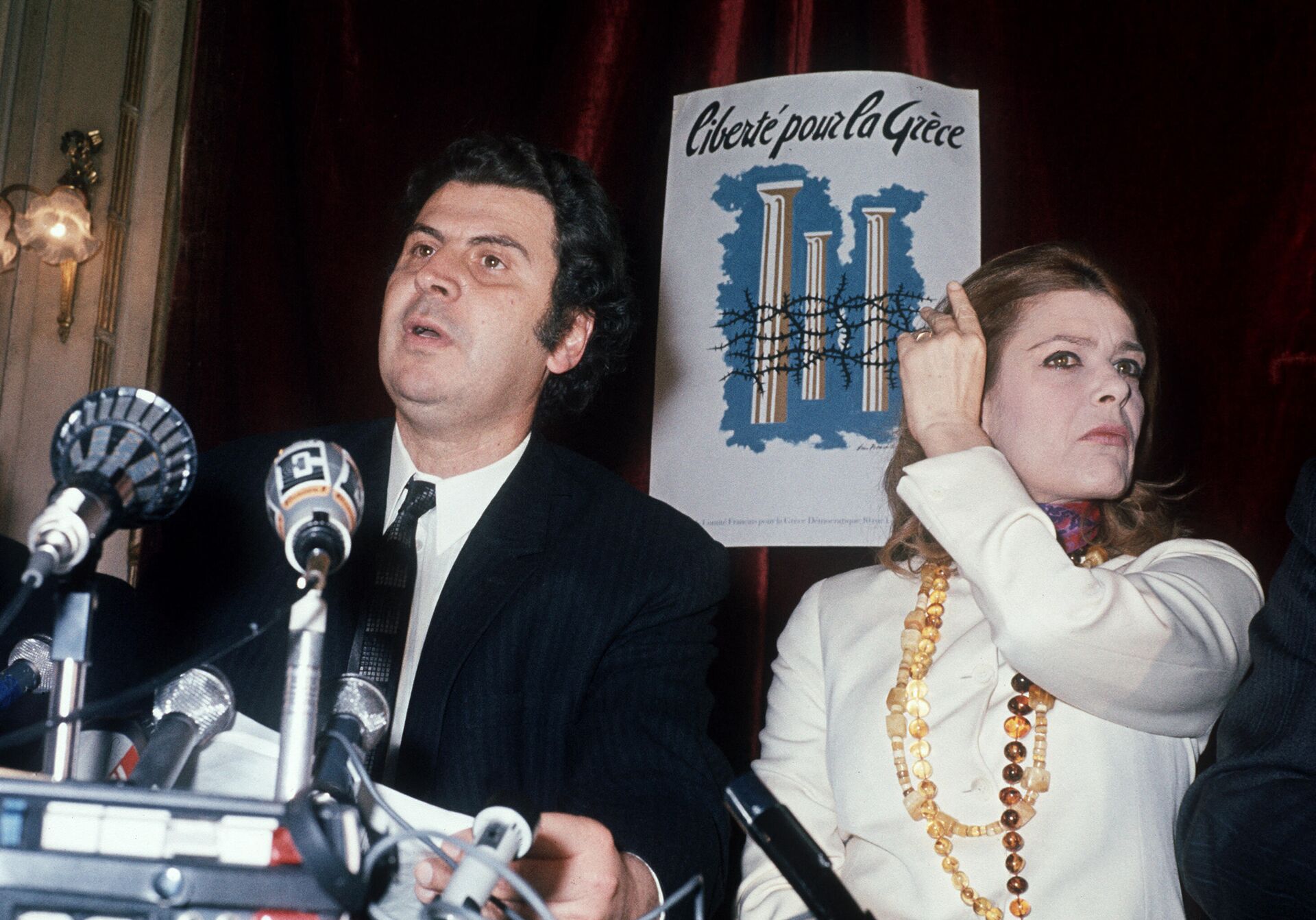 Мелина Меркури и Микис Теодоракис говоре на конференцији за новинаре у Паризу против режима војне хунте у Грчкој априла 1970. - Sputnik Србија, 1920, 02.09.2021