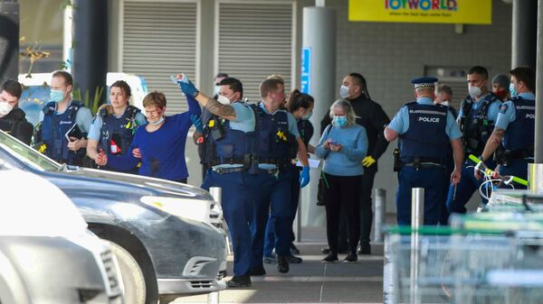 Полиција испред супермаркета после напада у Окланду на Новом Зеланду - Sputnik Србија