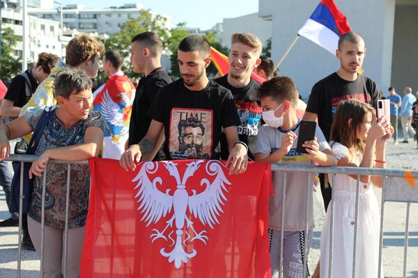 Narod sa svih strana Crne Gore stiže u Podgoricu ispred Hrama Hristovog vaskresenja kako bi dočekao patrijarha Porfirija - Sputnik Srbija