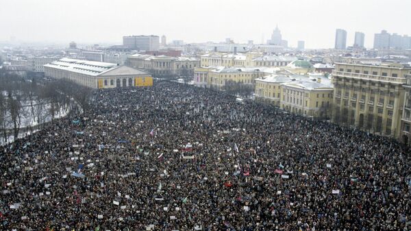 Архивска фотографија: Митинг на Мањежном тргу у Москви 13. јануара 1991. - Sputnik Србија