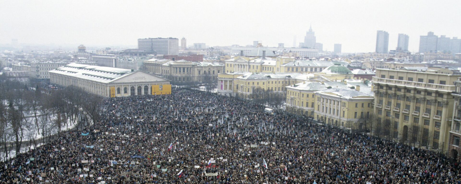 Архивска фотографија: Митинг на Мањежном тргу у Москви 13. јануара 1991. - Sputnik Србија, 1920, 05.09.2021