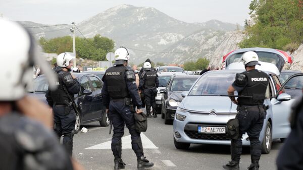 Policija na srušenim barikadama kod Cetinja - Sputnik Srbija