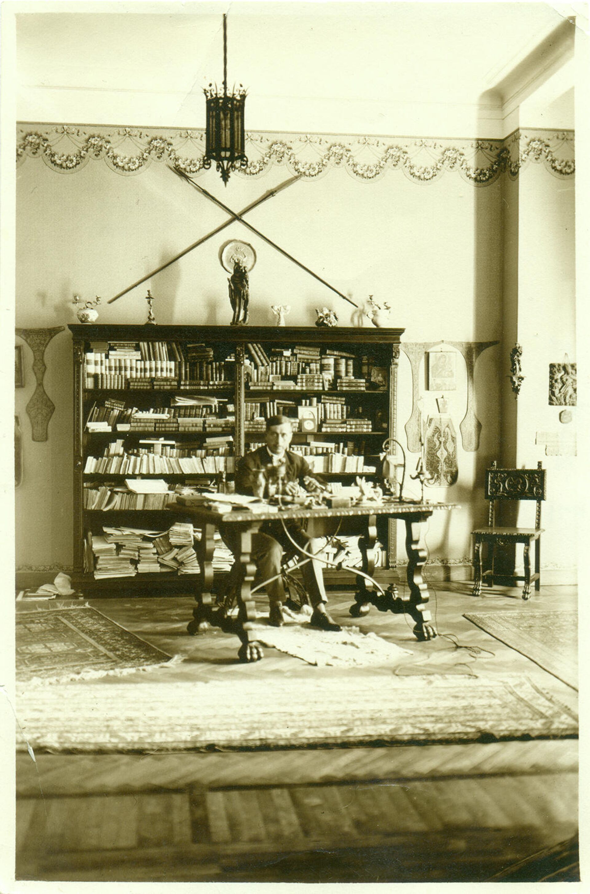 Jovan Dučić u svom kabinetu u poslanstvu Kraljevine Srba, Hrvata i Slovenaca u Kairu 1927. godine - Sputnik Srbija, 1920, 20.10.2021