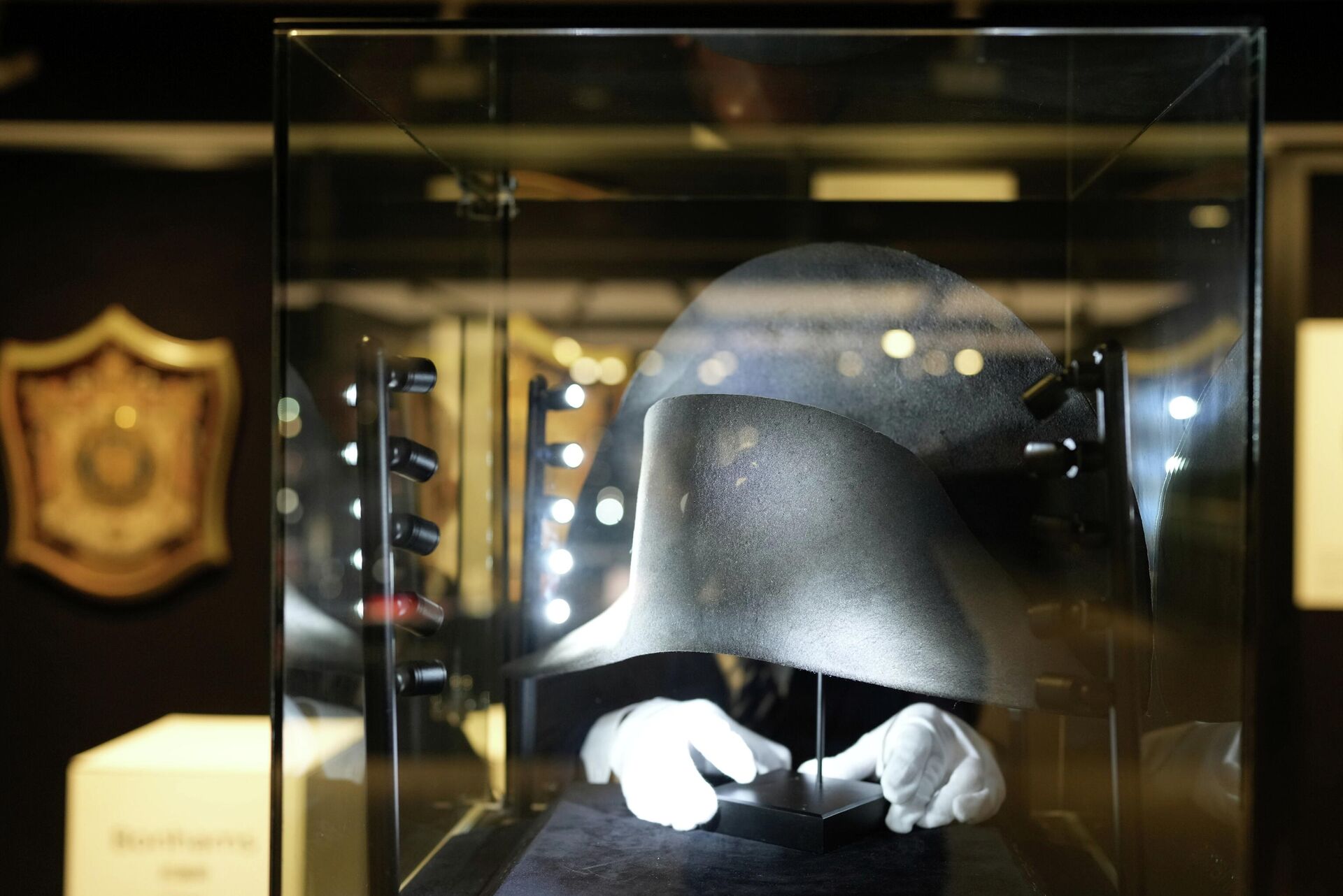 Бикорн, зимска капа која је припадала покојном француском војсковођи Наполеону Бонапарти изложена је уочи аукције у Бонхамсу у Хонгконгу, Кина, 3. септембра 2021. - Sputnik Србија, 1920, 07.09.2021