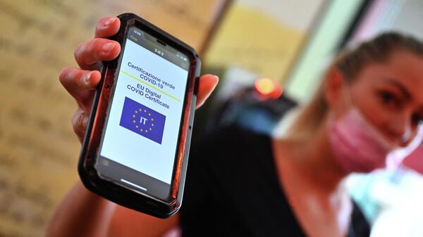 Муштерија показује зелени пасош на мобилном телефону у кафићу у центру Рима - Sputnik Србија
