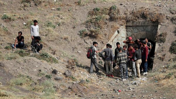 Avganistanski migranti isped tunela nakon ilegalnog prelaska u Tursku iz Irana - Sputnik Srbija