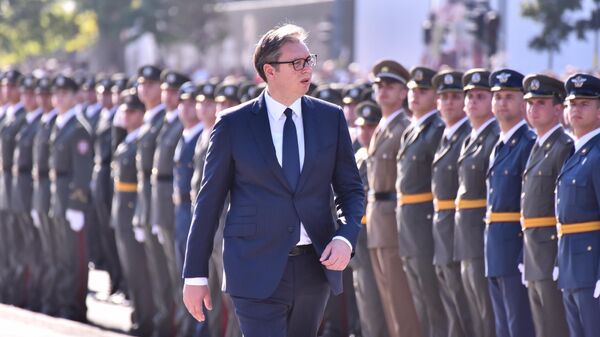 Predsednik Srbije Aleksandar Vučić na promociji mladih oficira ispred Skupštine Srbije - Sputnik Srbija