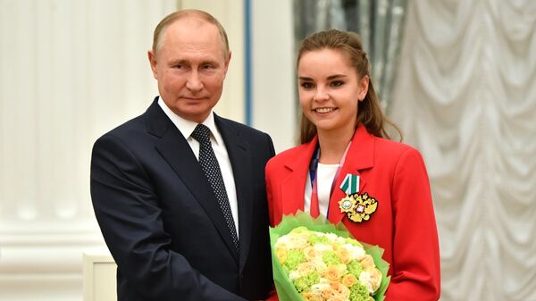 Predsednik Rusije Vladimir Putin i osvajačica srebrne medalje na Olimpijskim igrama u Tokiju Dina Averina u Kremlju - Sputnik Srbija