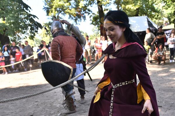 Dok se vitezi bore, princeza se naokolo šeta - Sputnik Srbija