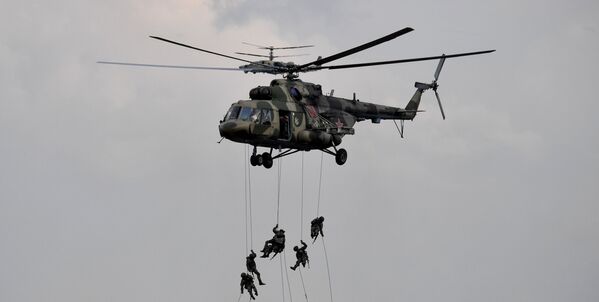 Vojnici izvode desant iz višenamenskog helikoptera Mi-8. - Sputnik Srbija