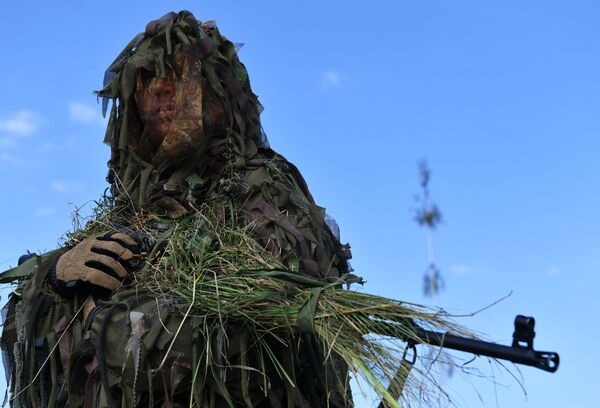 Војник у маскирној униформи током војних вежби. - Sputnik Србија