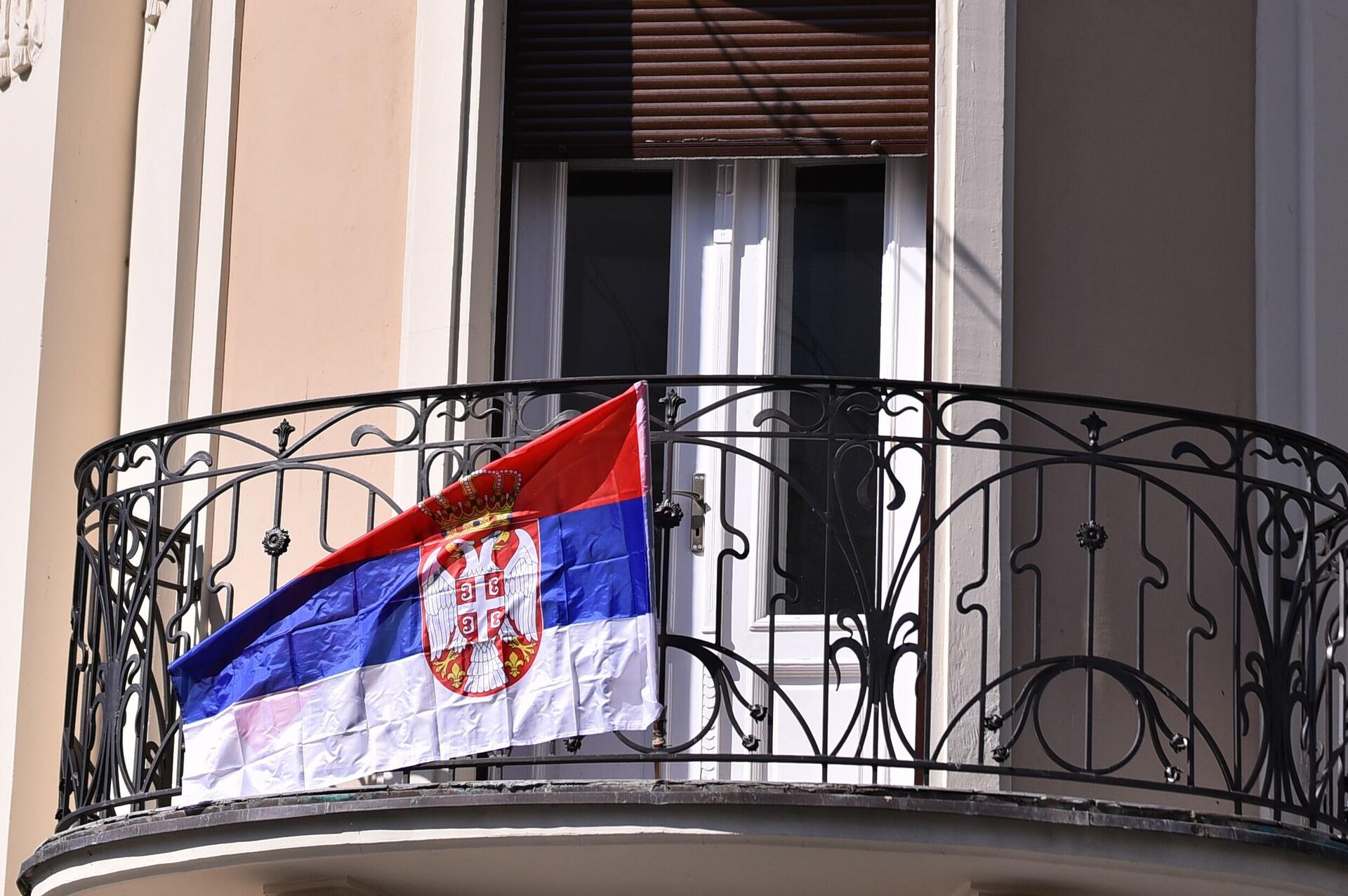 Na balkonima i prozorima vijore se srpske zastave - Sputnik Srbija, 1920, 15.09.2021