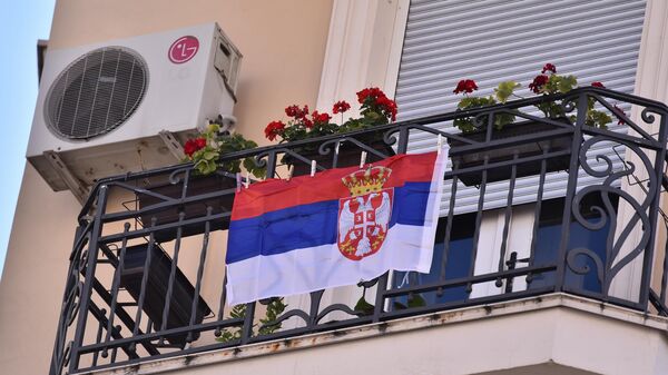 На балконима и прозорима вијоре се српске заставе - Sputnik Србија