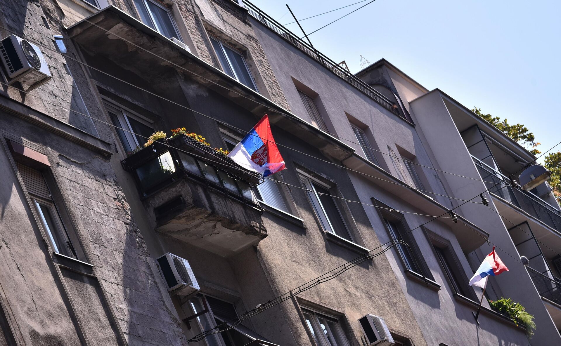 На балконима и прозорима вијоре се српске заставе - Sputnik Србија, 1920, 15.09.2021