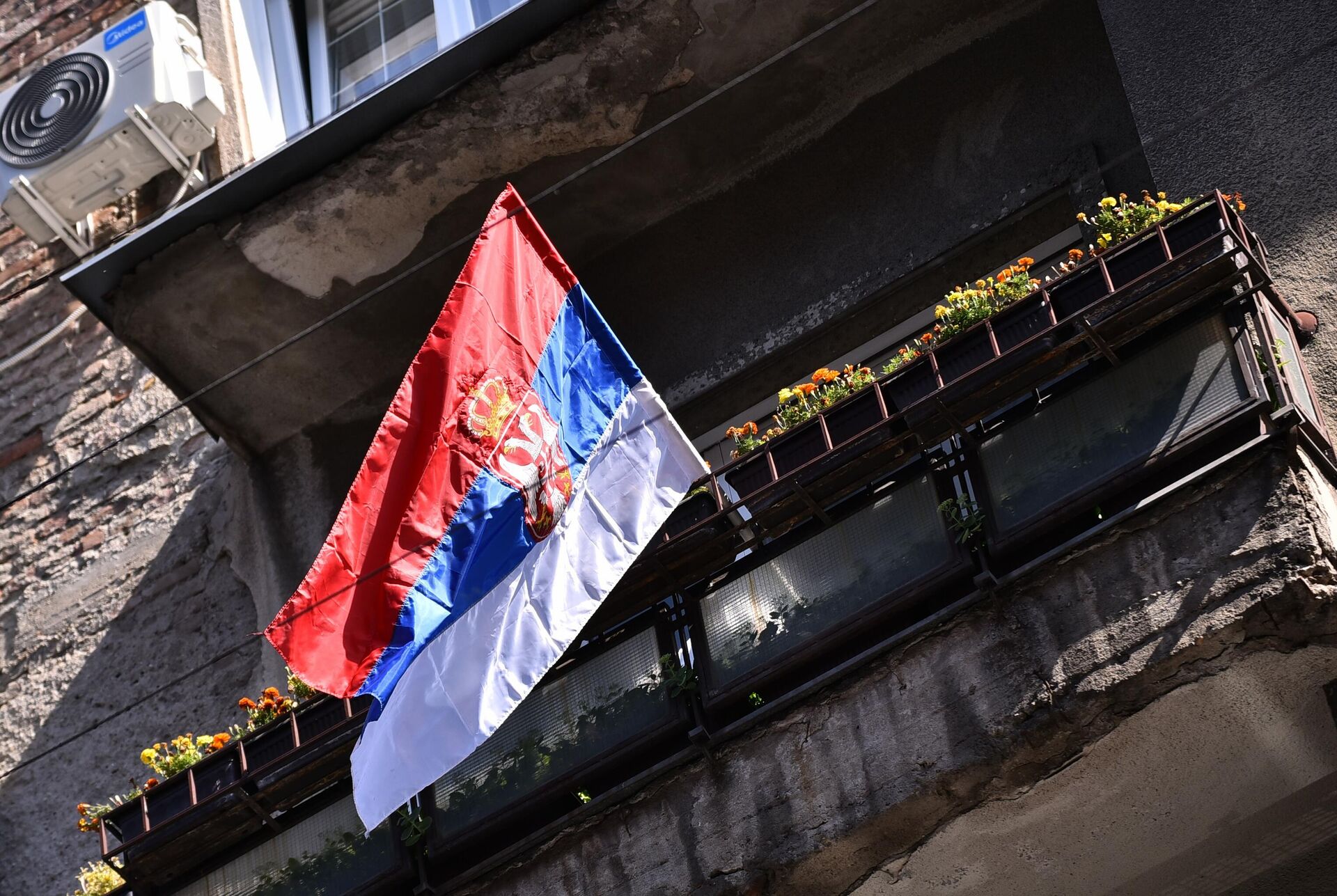 На балконима и прозорима вијоре се српске заставе - Sputnik Србија, 1920, 15.09.2021