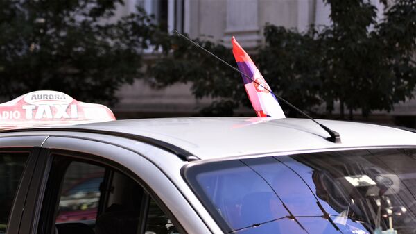 Taksi vozilo ukrašeno zastavom Srbije - Sputnik Srbija