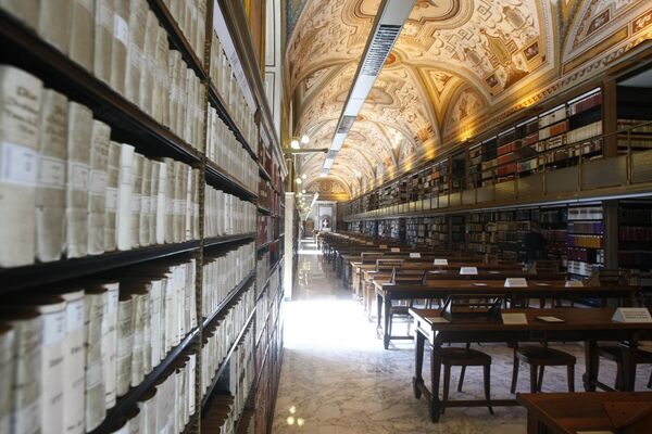 Vatikanska apostolska biblioteka — biblioteka u Vatikanu koja poseduje najbogatiju zbirku rukopisa iz srednjeg veka i renesanse.  - Sputnik Srbija