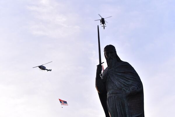 Хеликоптер са заставом је извео прелет изнад споменика Стефану Немањи. - Sputnik Србија